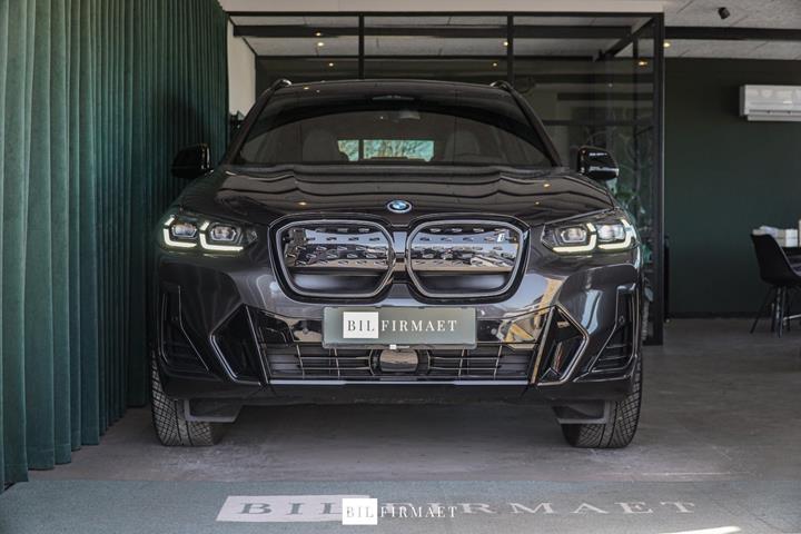 Grå BMW iX3 fra 2023