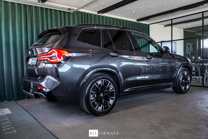 Grå BMW iX3 fra 2023