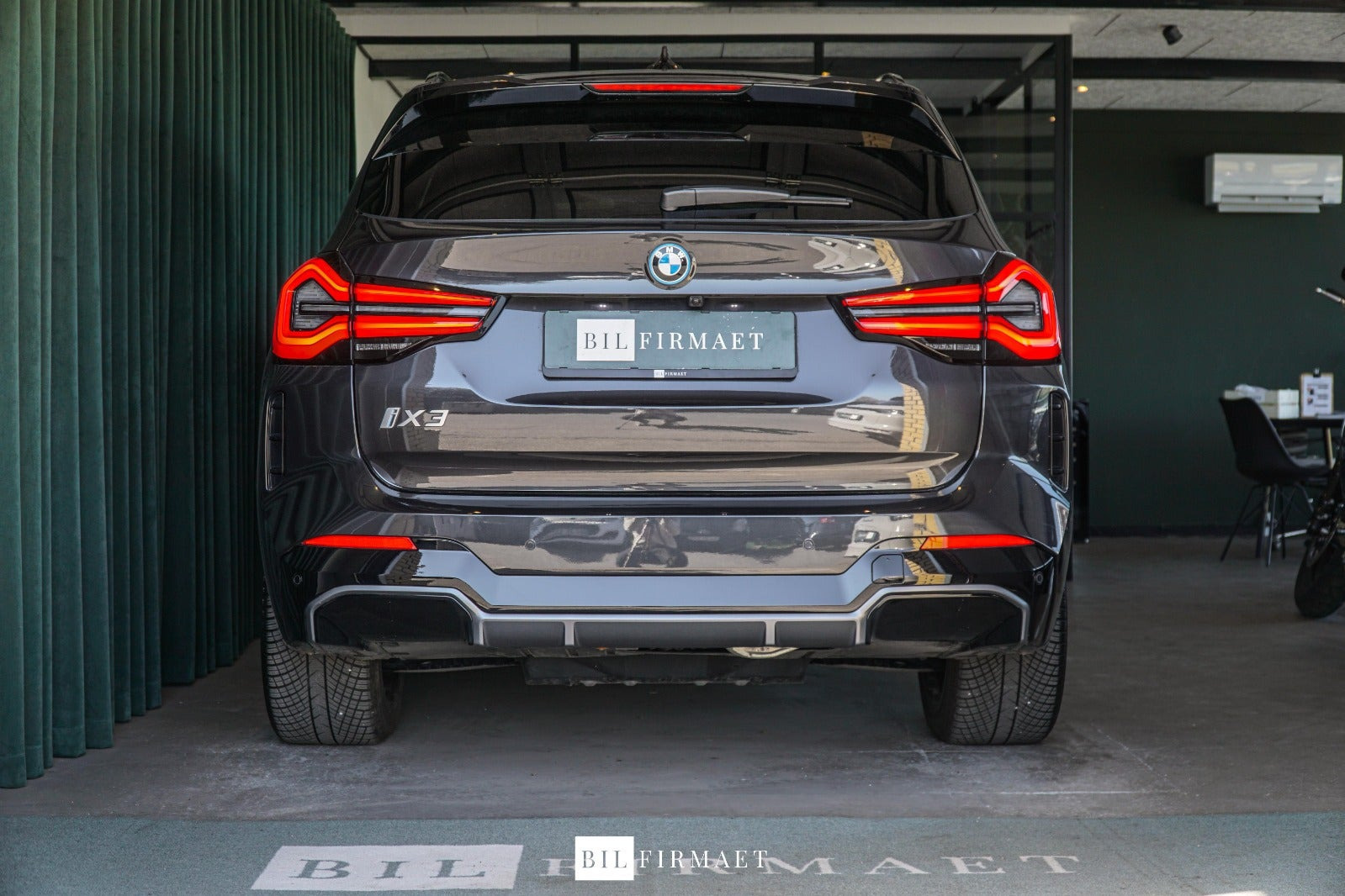 Grå BMW iX3 fra 2023