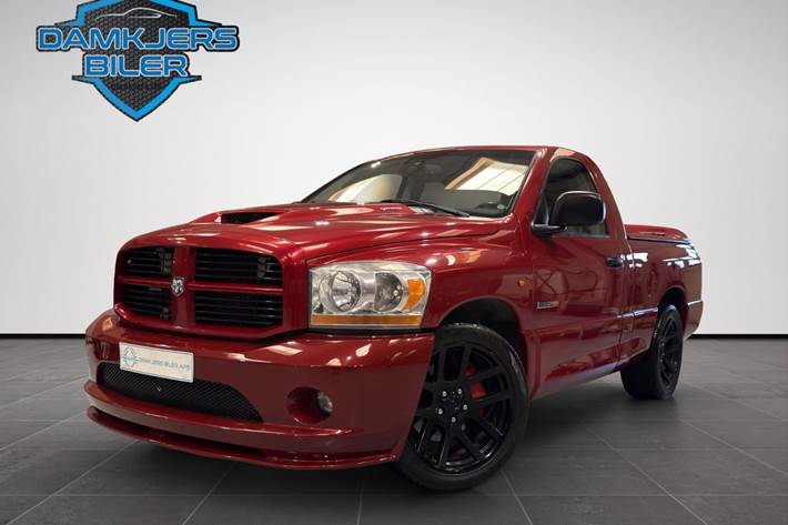Rød Dodge RAM 1500 fra 2006 set udefra