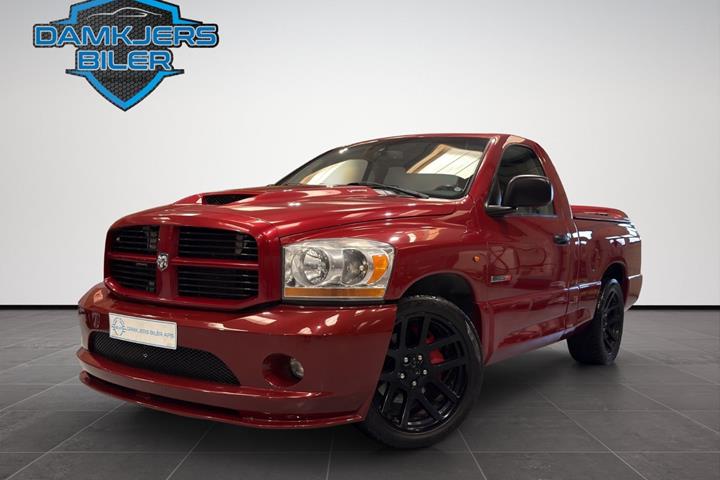 Rød Dodge RAM 1500 fra 2006 set udefra