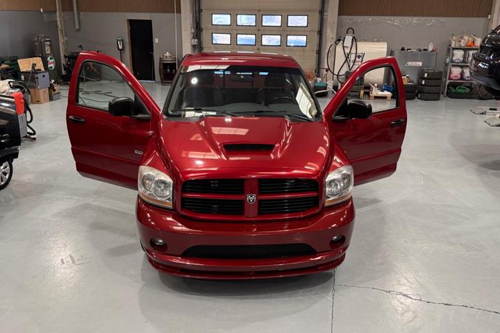 Rød Dodge RAM 1500 fra 2006