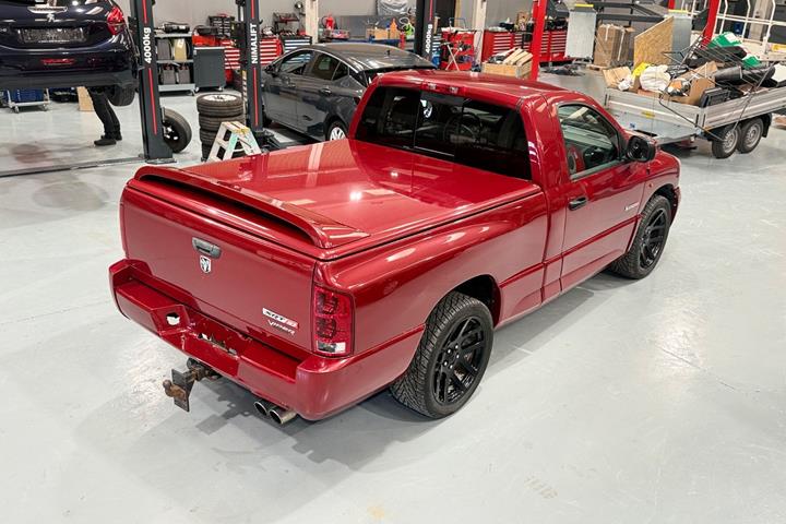 Rød Dodge RAM 1500 fra 2006