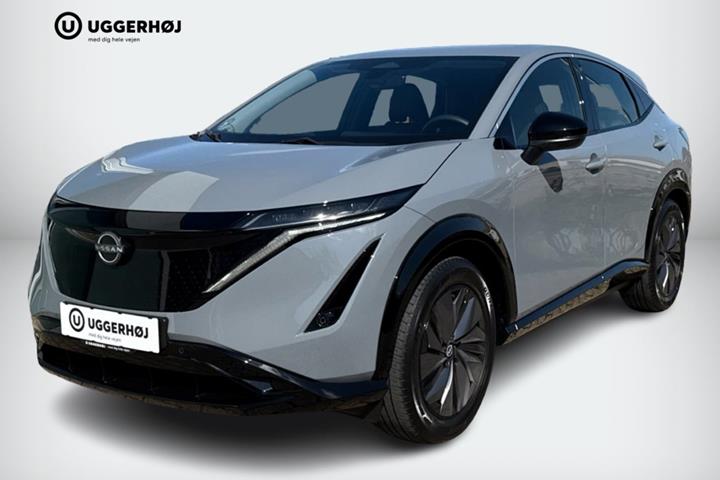 Grå Nissan Ariya fra 2024 set udefra