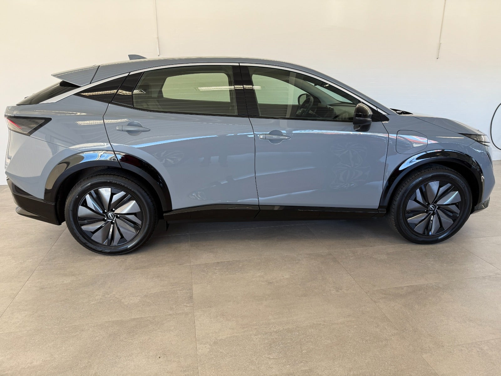 Grå Nissan Ariya fra 2024