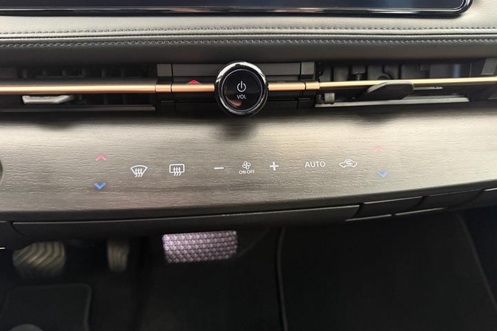 Grå Nissan Ariya fra 2024