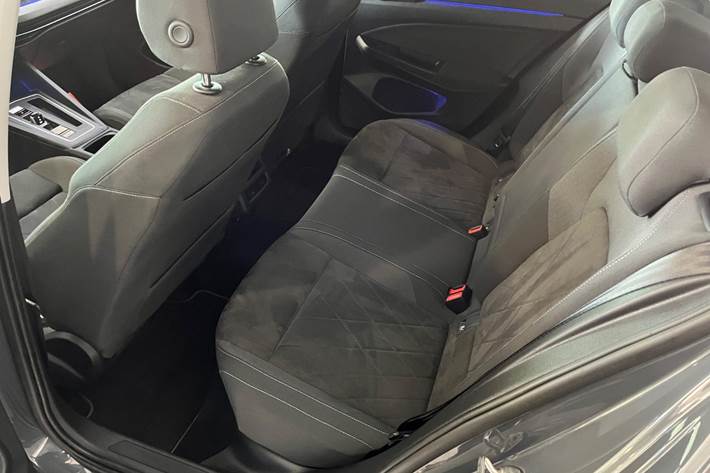 Grå VW Golf VIII fra 2021