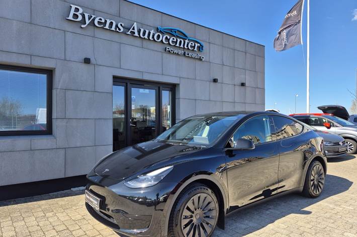 Sort Tesla Model Y fra 2023