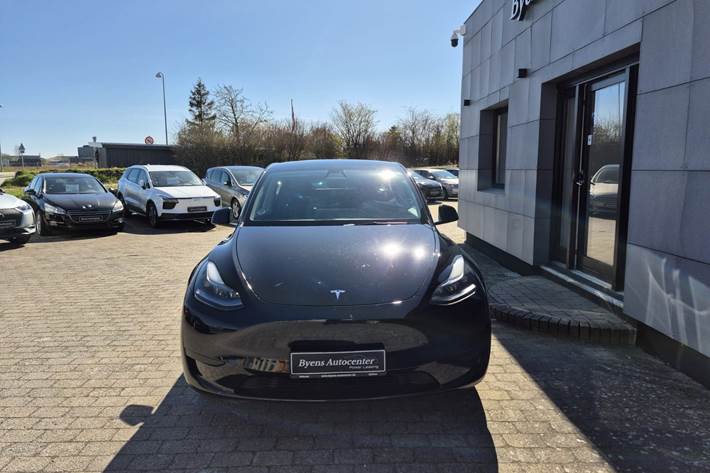 Sort Tesla Model Y fra 2023