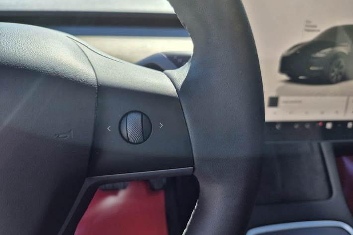 Sort Tesla Model Y fra 2023