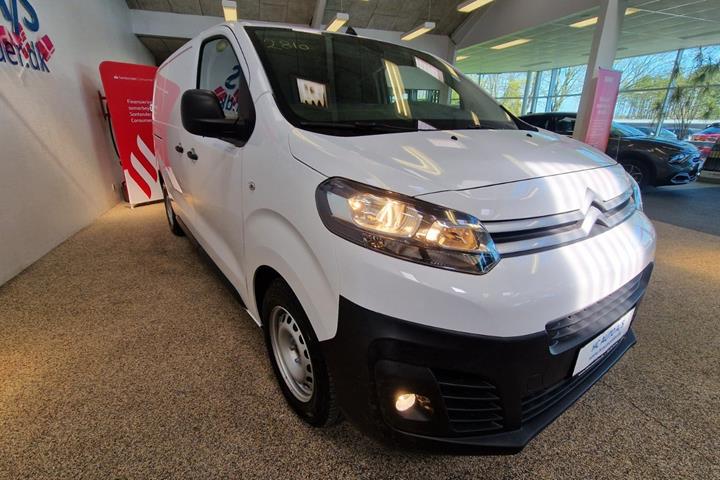 Hvid Citroën e-Jumpy fra 2025 set udefra
