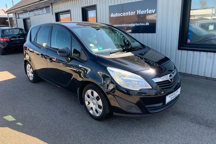 Sort Opel Meriva fra 2010 set udefra