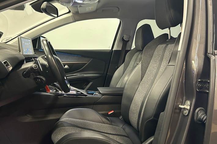 Grå Peugeot 5008 fra 2018