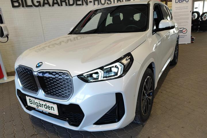 Hvid BMW iX1 fra 2024 set udefra