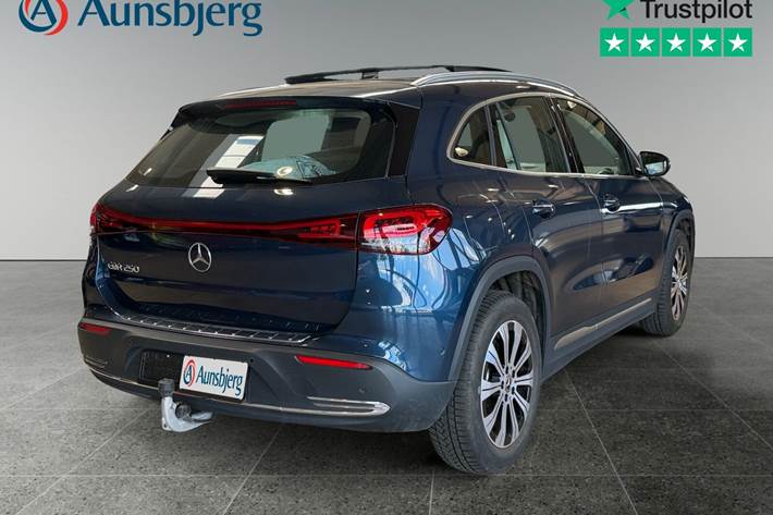 Blå Mercedes EQA250 fra 2021
