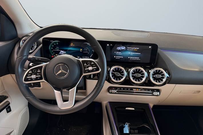 Blå Mercedes EQA250 fra 2021