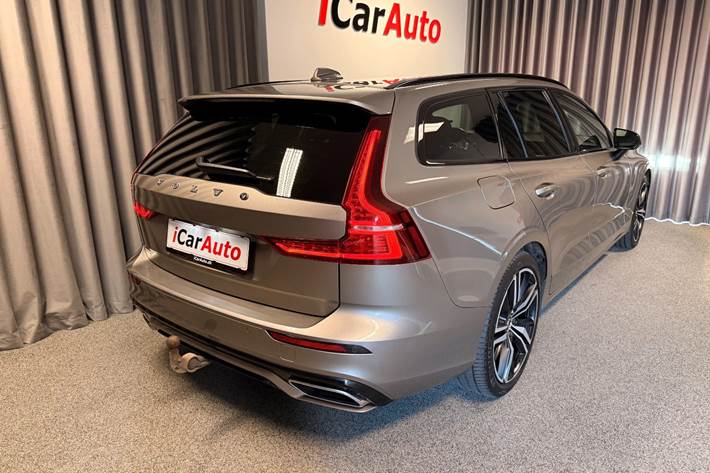 Grå Volvo V60 fra 2022
