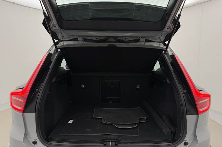 Grå Volvo XC40 fra 2023