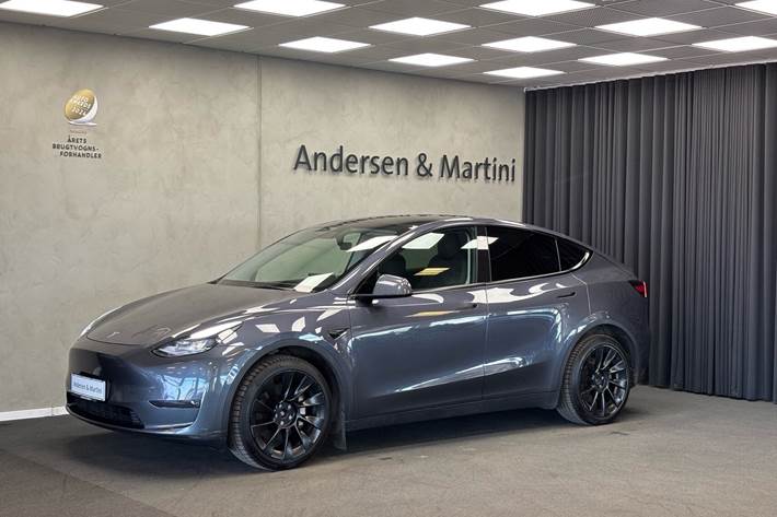 Grå Tesla Model Y fra 2021