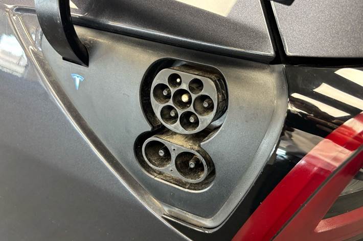 Grå Tesla Model Y fra 2021