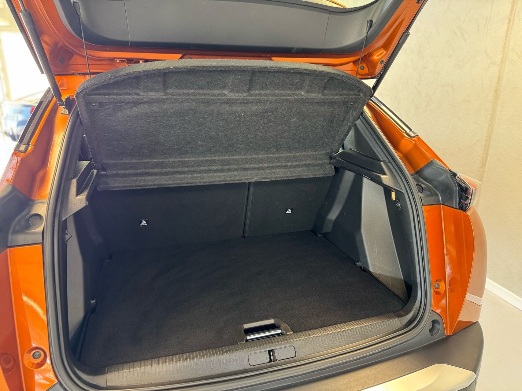 Orange Peugeot 2008 fra 2021