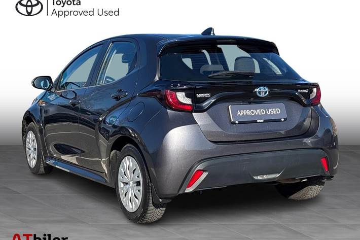 Grå Toyota Yaris fra 2020