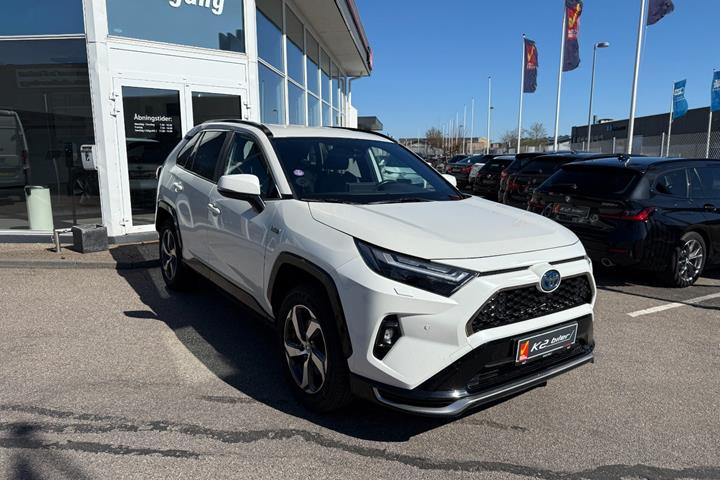 Hvid Toyota RAV4 fra 2022 set udefra