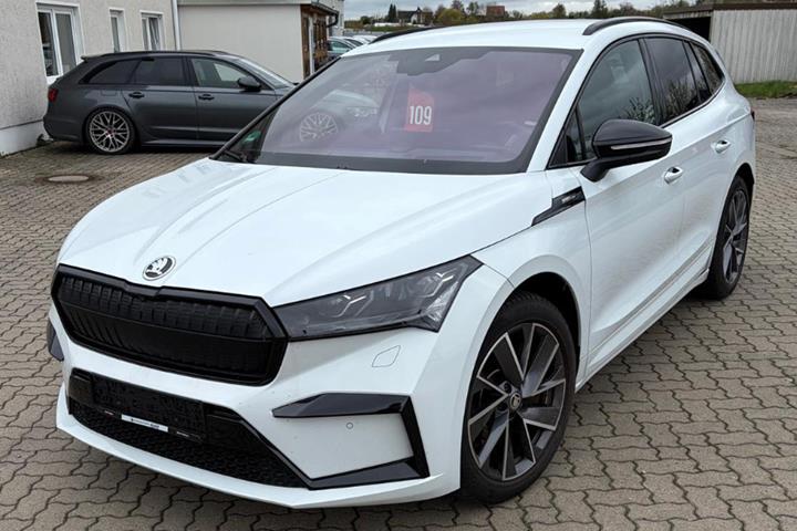Hvid Skoda Enyaq fra 2022 set udefra