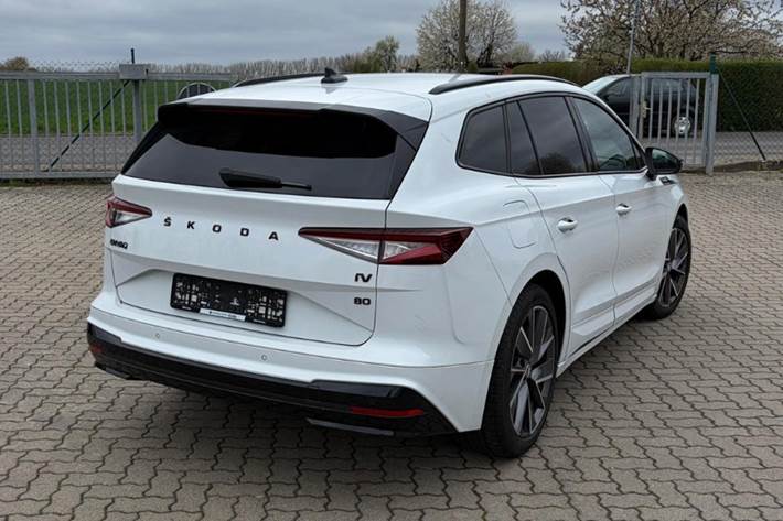 Hvid Skoda Enyaq fra 2022