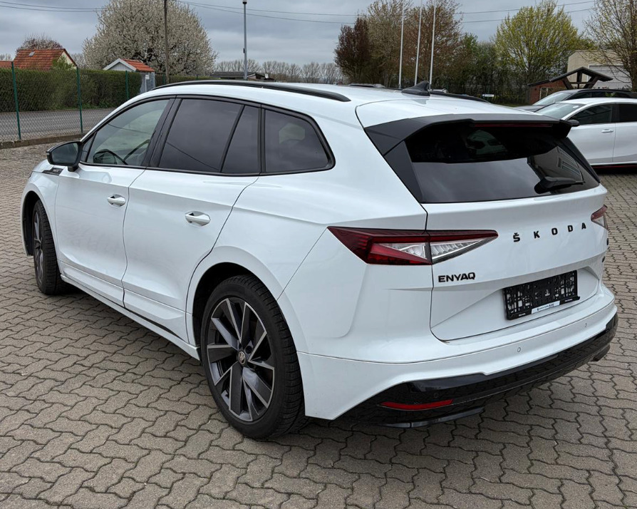 Hvid Skoda Enyaq fra 2022