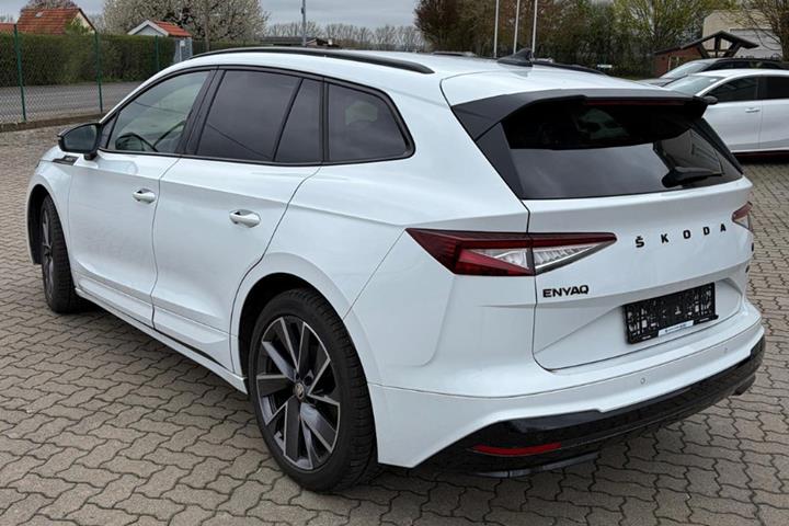 Hvid Skoda Enyaq fra 2022
