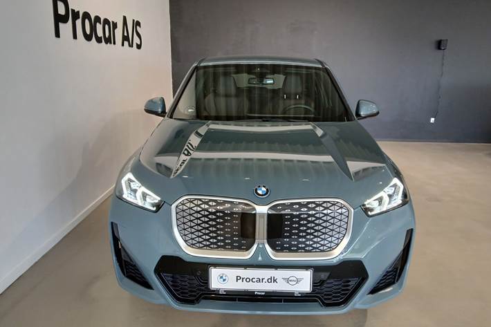 Grøn BMW iX1 fra 2025