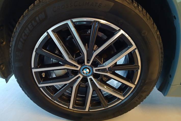 Grøn BMW iX1 fra 2025