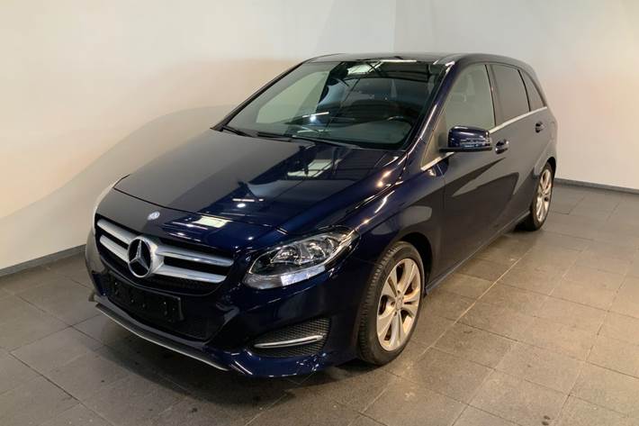 Blå Mercedes B220 d fra 2017 set udefra