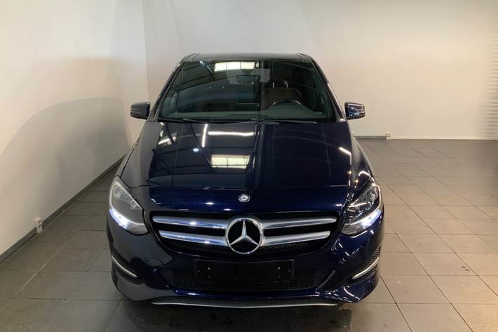 Blå Mercedes B220 d fra 2017 set udefra