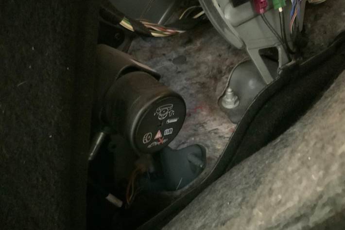 Blå Mercedes B220 d fra 2017 set indefra