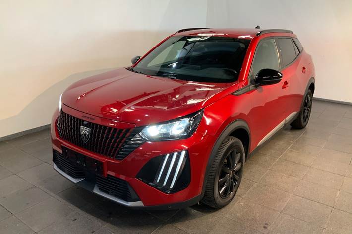 Rød Peugeot 2008 fra 2024