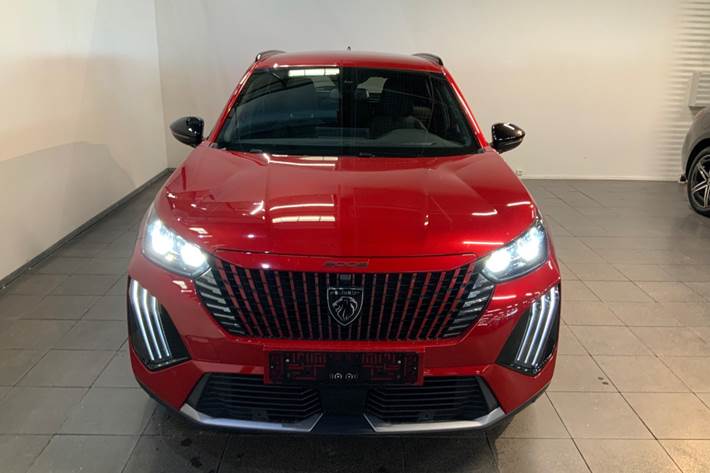 Rød Peugeot 2008 fra 2024