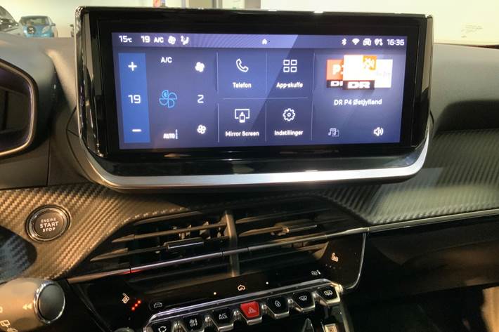 Rød Peugeot 2008 fra 2024