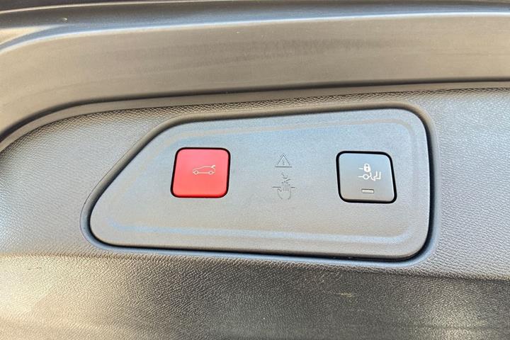Sølv Peugeot 3008 fra 2023