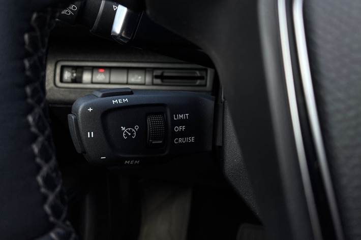 Sølv Peugeot 3008 fra 2023