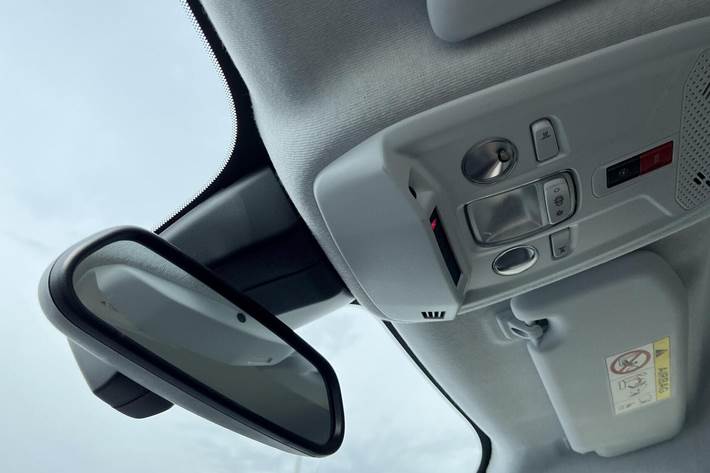 Blå Opel Mokka-e fra 2023