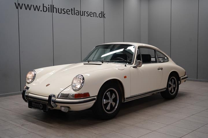 Hvid Porsche 911 S fra 1968 set udefra