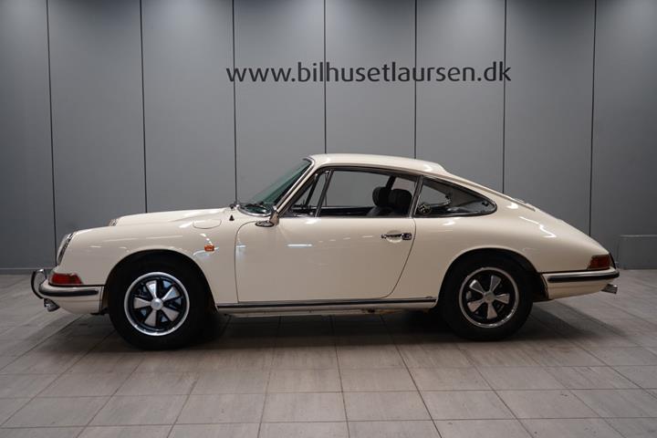 Hvid Porsche 911 S fra 1968 set udefra