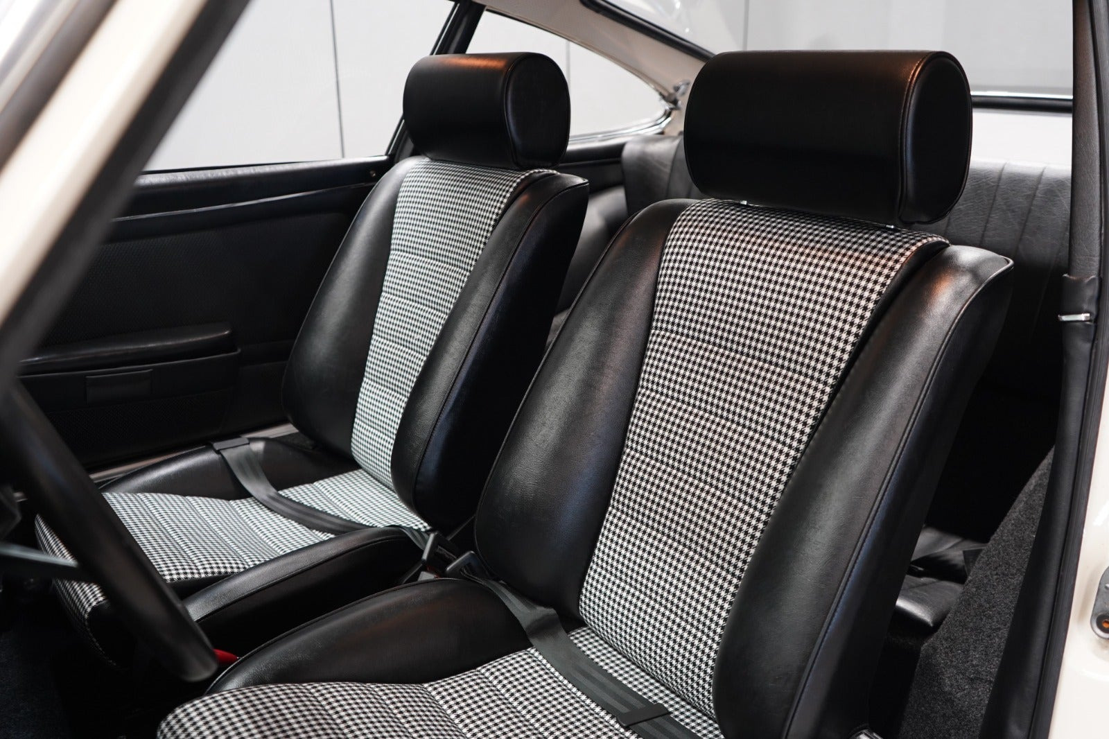 Hvid Porsche 911 S fra 1968 set indefra