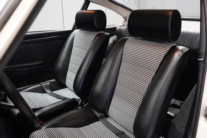 Hvid Porsche 911 S fra 1968 set indefra