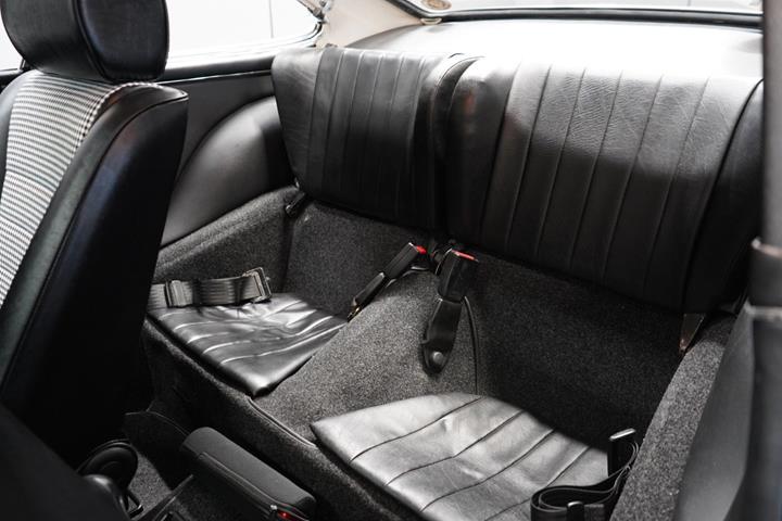 Hvid Porsche 911 S fra 1968 set indefra