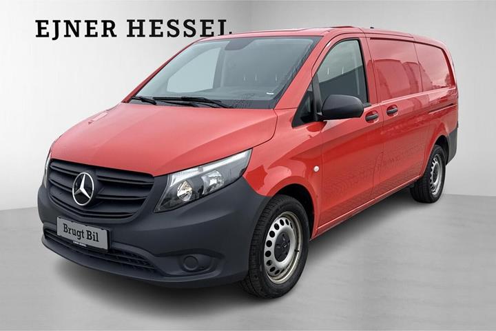 Rød Mercedes Vito 114 fra 2022 set udefra