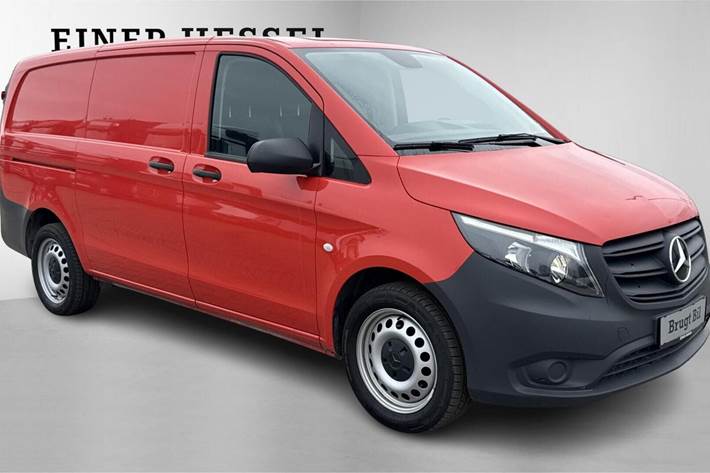 Rød Mercedes Vito 114 fra 2022