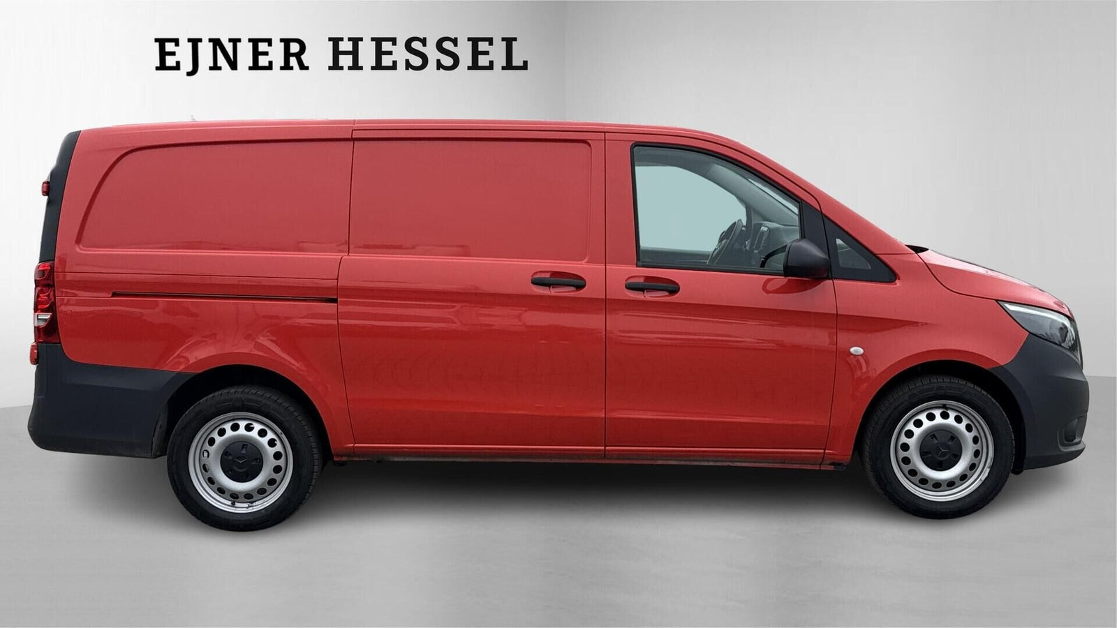 Rød Mercedes Vito 114 fra 2022